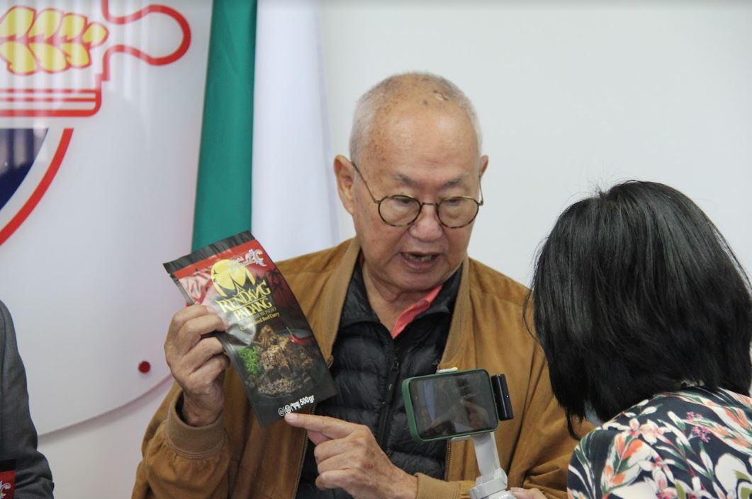 William Wongso memberikan arahan produksi Rendang di Bulgaria | Dok. Kementerian Luar Negeri