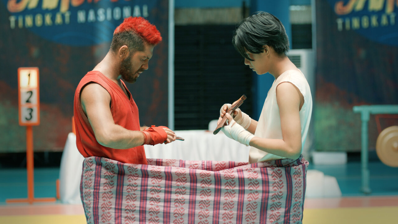 Tradisi tarung sarung difilmkan (foto: netflix.com)