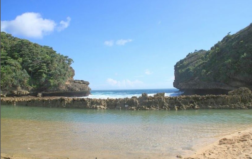 pantai batu bengkung