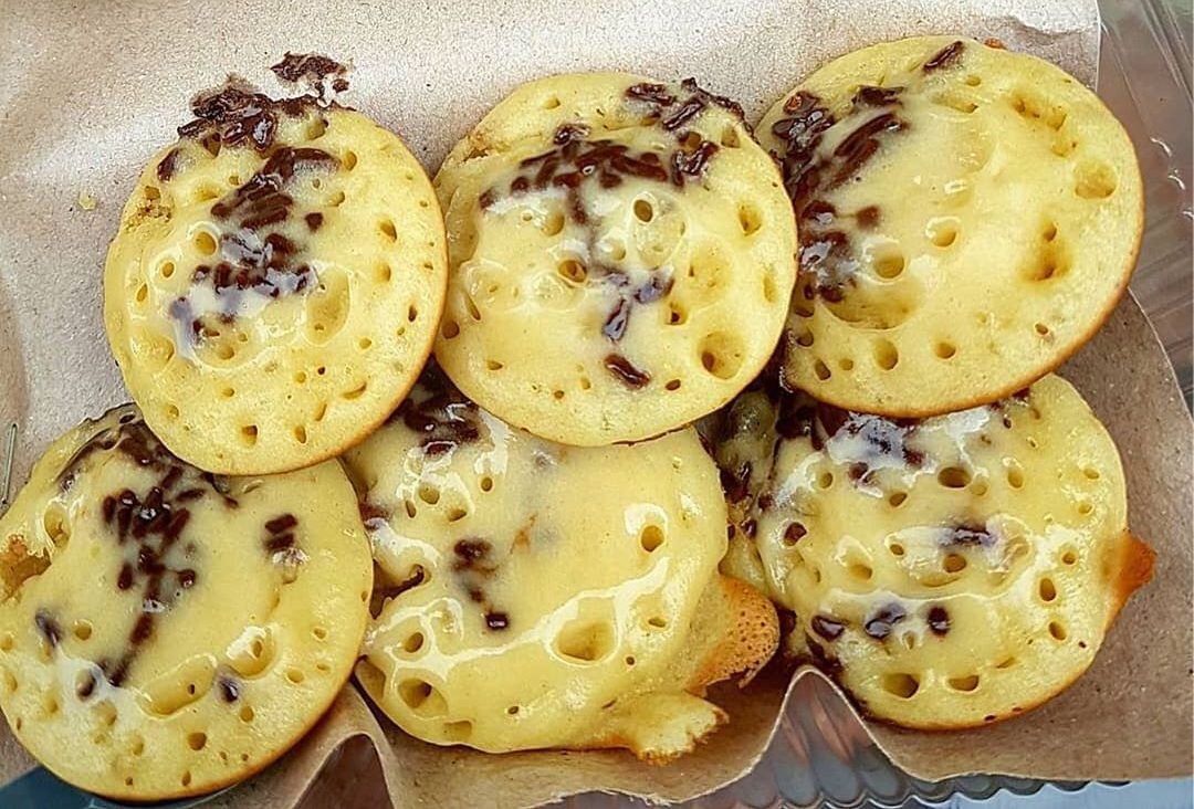 Kue cubit menjadi kue manis atau jajanan manis tradisional khas Indonesia berbahan baku tepung dan meses yang perlu di coba serta dapat ditemui sebagai Jajanan Pasar