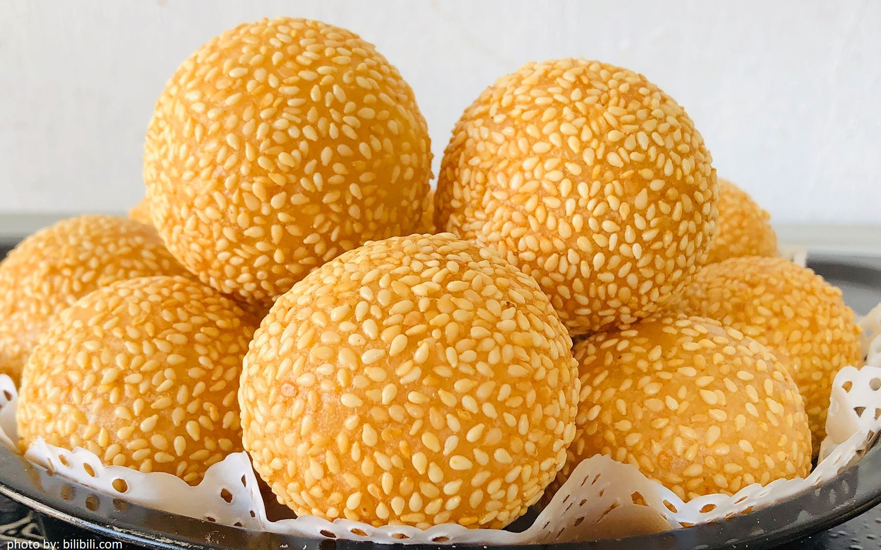 Kue Onde Onde menjadi kue manis atau jajanan manis tradisional khas Indonesia berbahan baku tepung dan kacang yang perlu di coba serta dapat ditemui sebagai Jajanan Pasar
