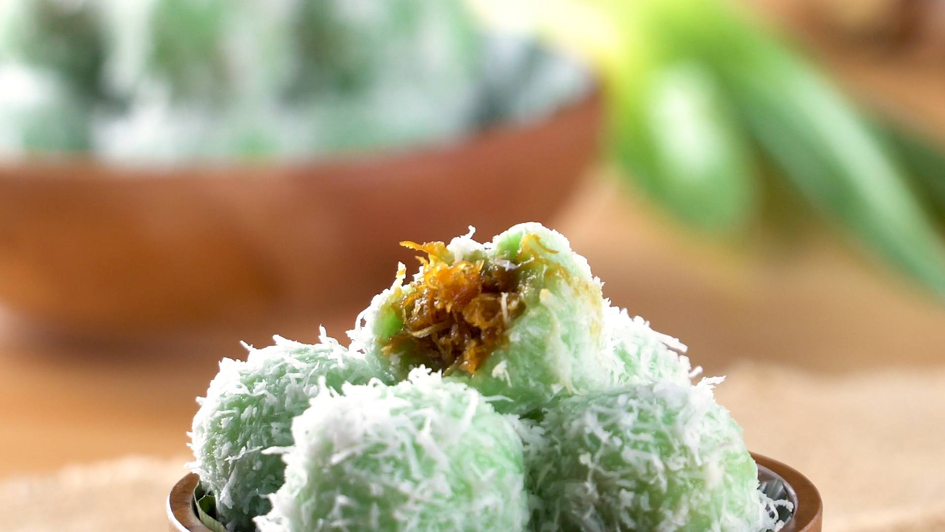 Kue klepon menjadi kue manis atau jajanan manis tradisional khas Indonesia berbahan baku tepung, kelapa, dan gula merah yang perlu di coba serta dapat ditemui sebagai Jajanan Pasar
