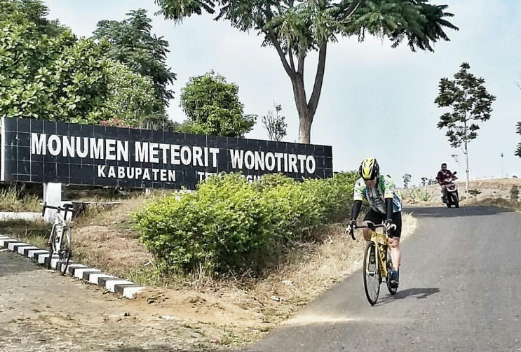 monumen meteorit