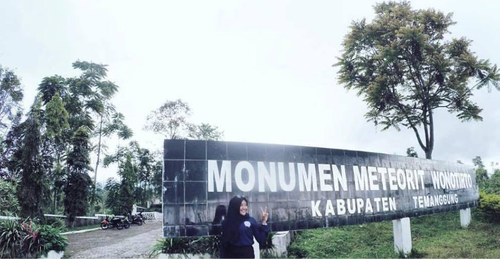 monumen meteori2 