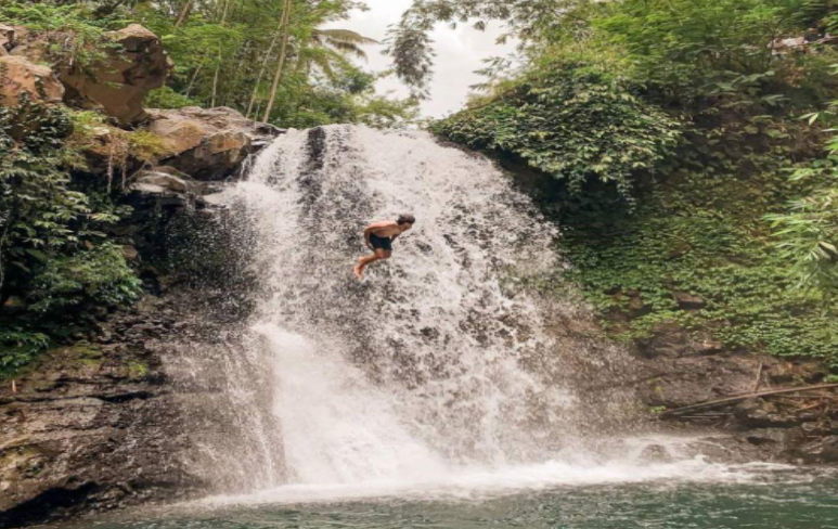 melompat di curug titang
