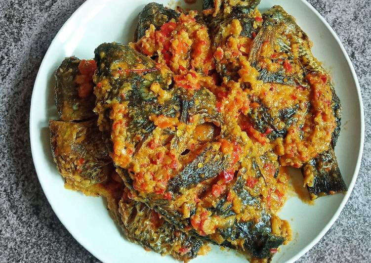 Ikan Rujak Ikan Gorontalo yang dimasak bersama bumbu rujak olahan ikan tradisional khas Indonesia