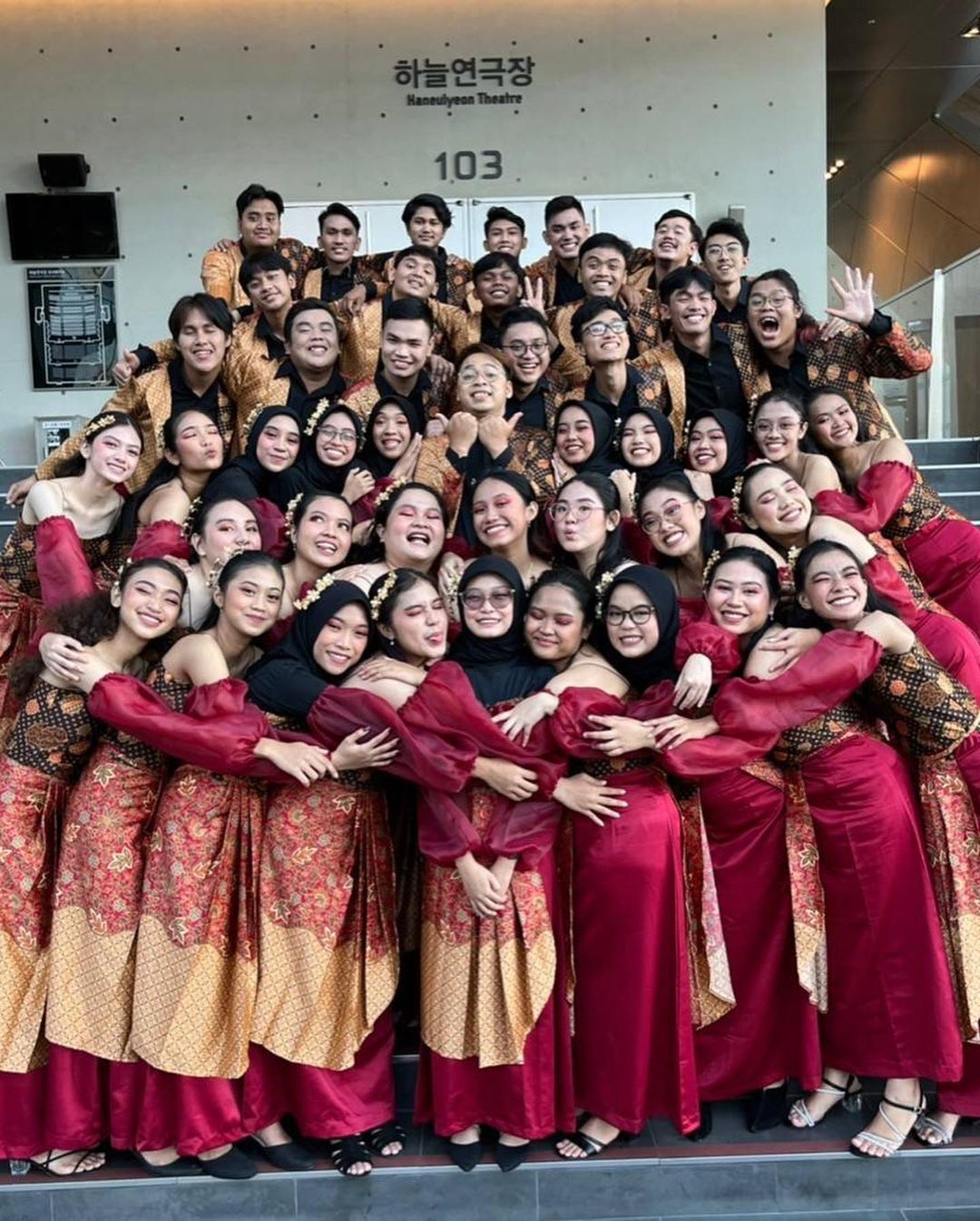 Paduan Suara Mahasiswa Teknik (PSMT) Undip | @psmtundip (Instagram)