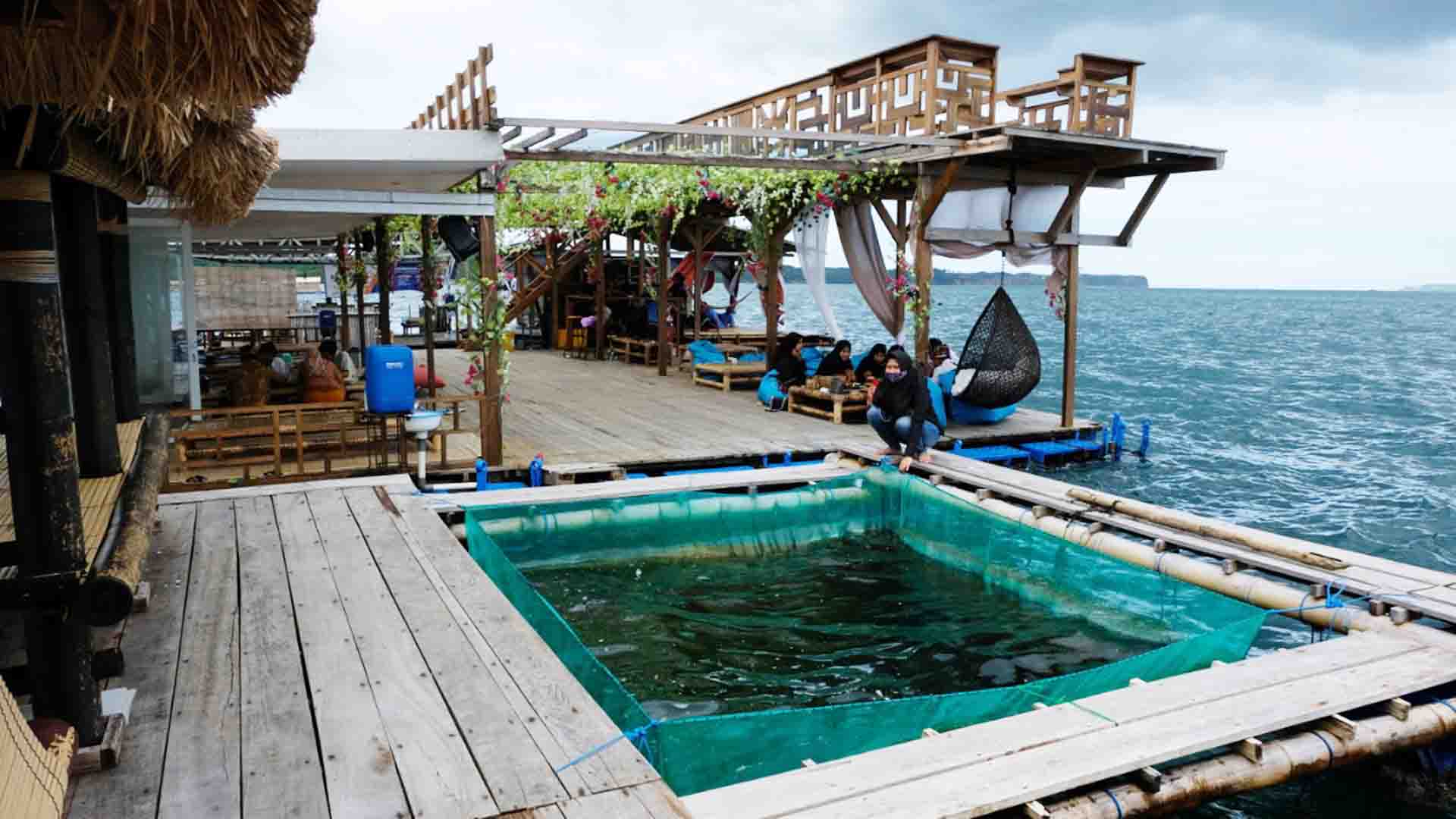Kuliner resto apung di Danau Batur Bali di kaki Gunung Batur, danau alam indah di Pulau Bali
