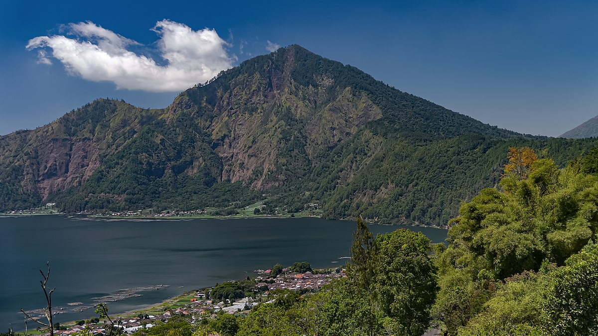 Pemandangan dari kejauhan Danau Batur Bali di kaki Gunung Batur, danau alam indah di Pulau Bali 