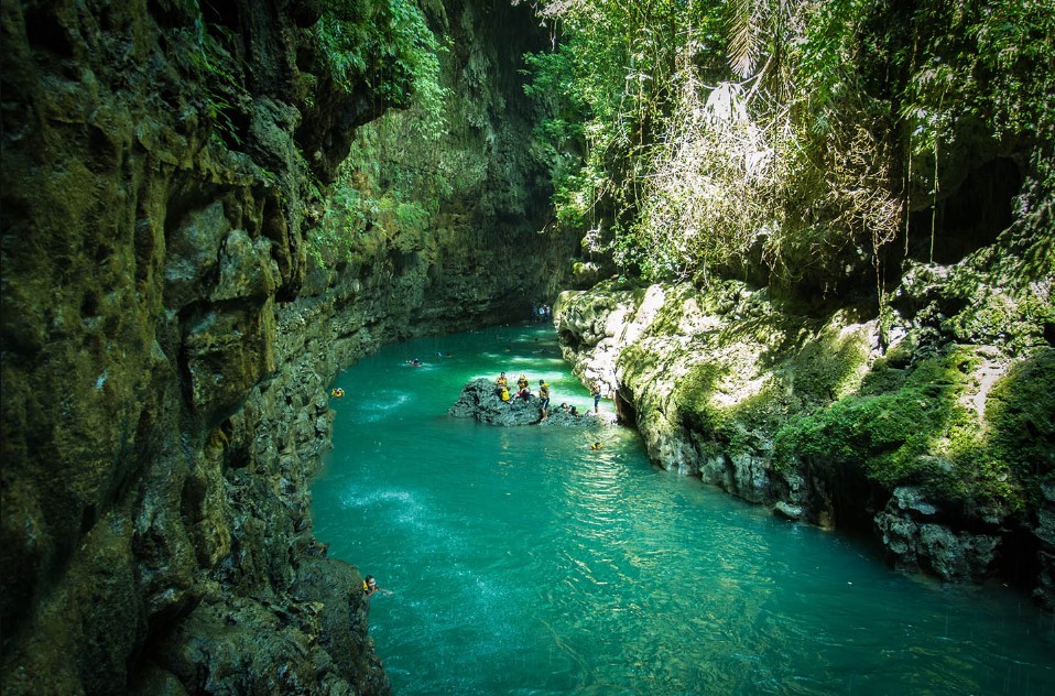 Bermain air dan berenang di Ngarai Beji Guwang Bali yang menjadi salah satu destinasi wisata alam yang menantang