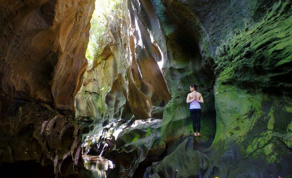 Bermeditasi di Ngarai Beji Guwang Bali yang menjadi salah satu destinasi wisata alam yang menantang