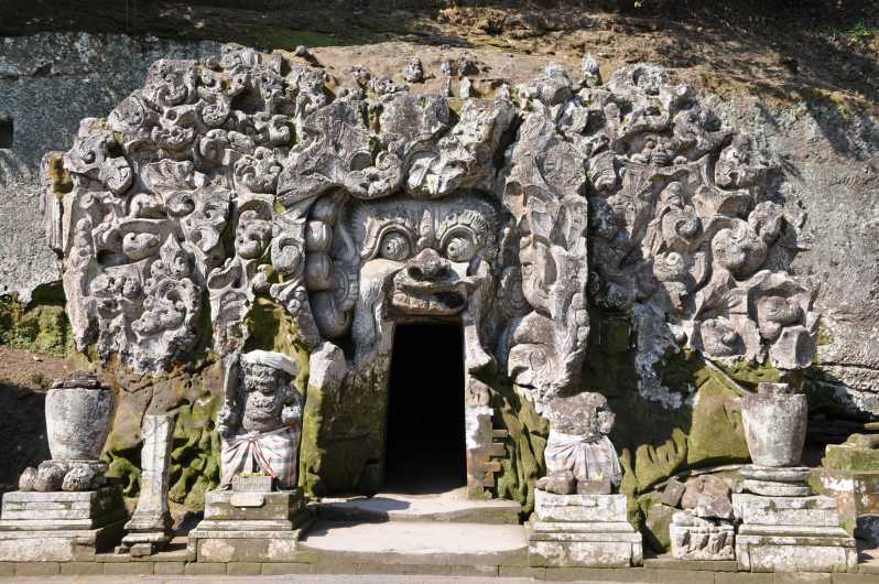 Pura dan ukiran di Ngarai Beji Guwang Bali yang menjadi salah satu destinasi wisata alam yang menantang
