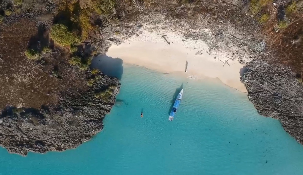 Pantai pasir putih di Taka Bonerate Selayar (foto: pariwisataindonesia.id)