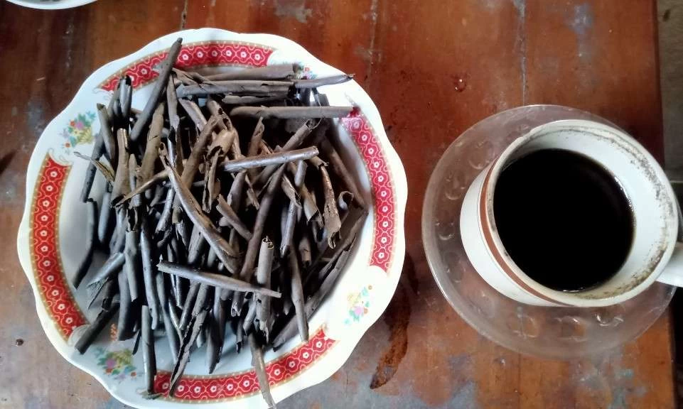Kopi sebagai teman pelengkap ampo | Khoirul Huda/Ngopibareng.id