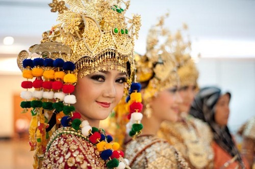 Perempuan Palembang | commons.wikimedia.org (Sinandoh)