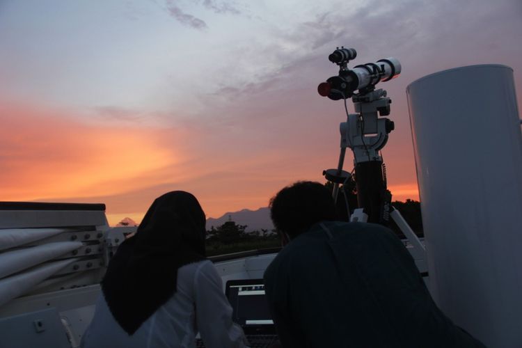Melihat Fenomena langit Gerhana Bulan Total yang terjadi di Indonesia pada 8 November 2022