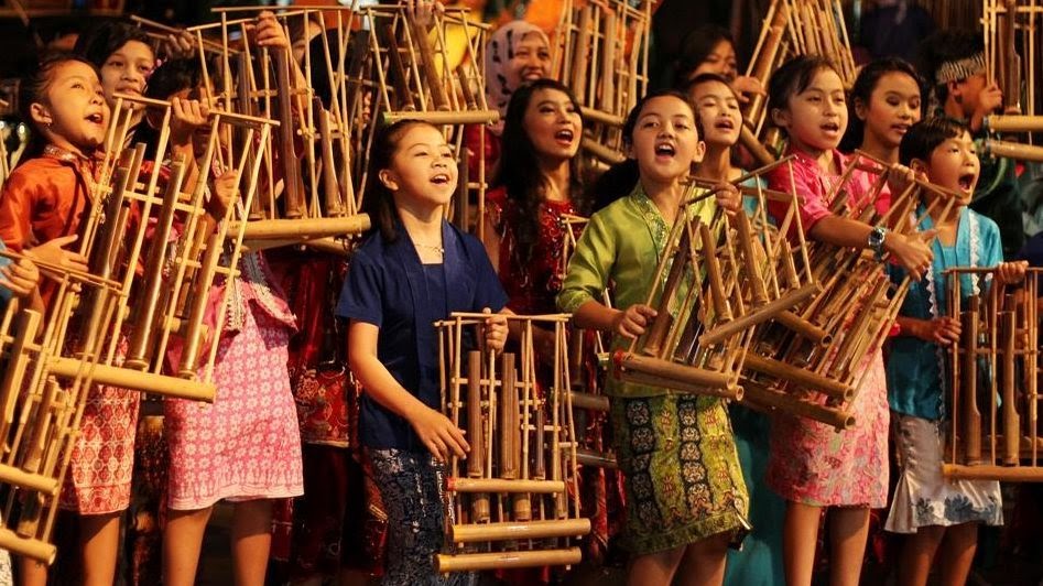 Angklung, alat musik tradisional Indonesia yang terkenal di dunia Angklung, alat musik tradisional Indonesia yang terkenal di dunia