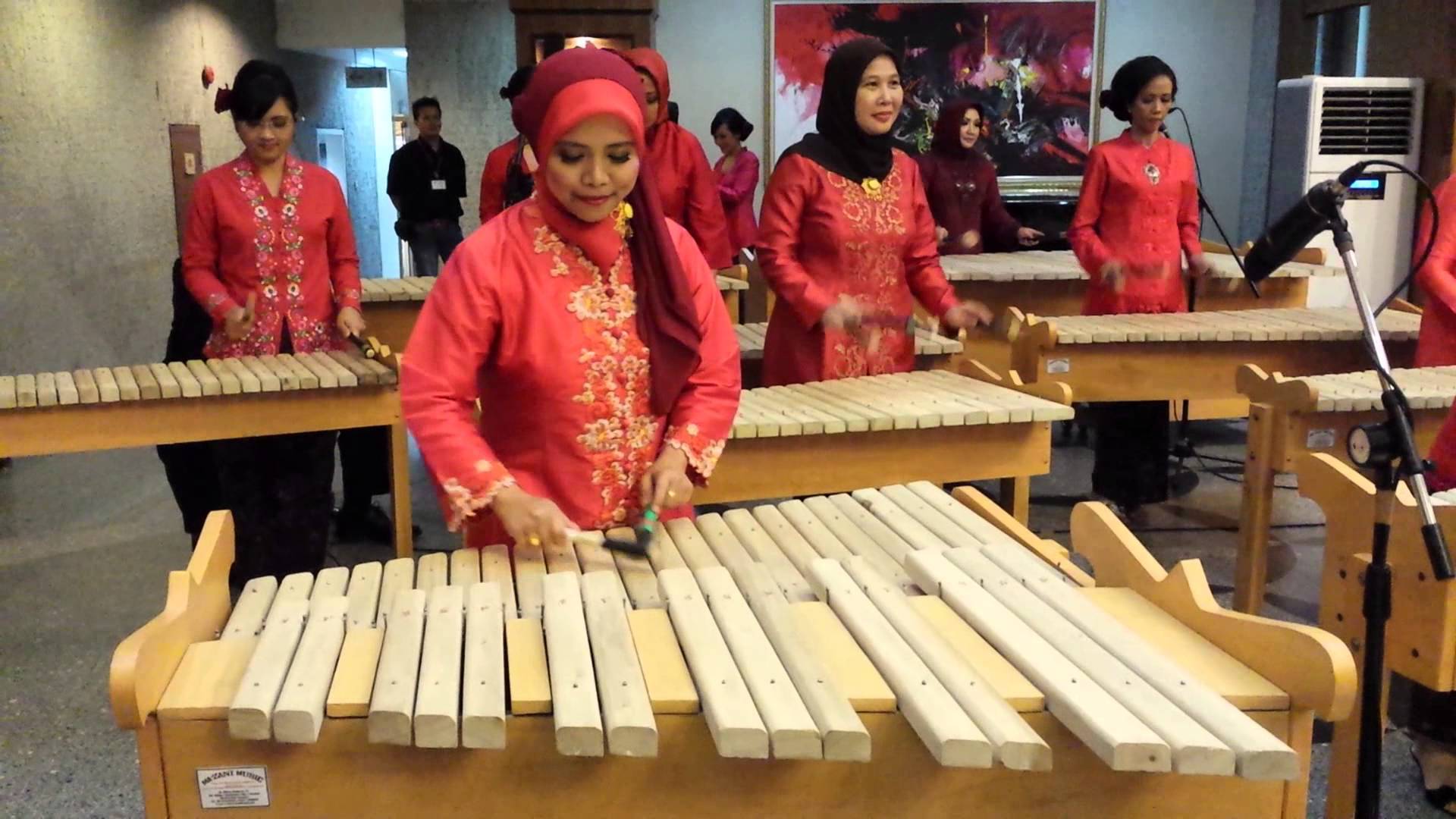 Kolintang atau kulintang, alat musik tradisional Indonesia yang terkenal di dunia Kolintang atau kulintang, alat musik tradisional Indonesia yang terkenal di dunia