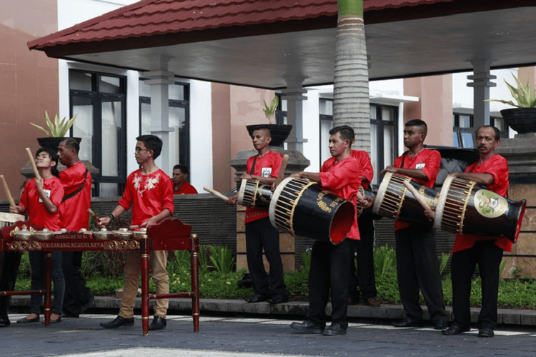 Tifa Totobuang, alat musik tradisional Indonesia yang terkenal di dunia Tifa Totobuang, alat musik tradisional Indonesia yang terkenal di dunia