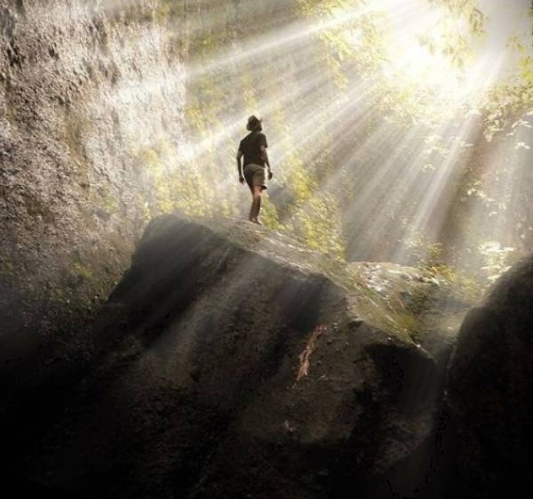 Spot foto diatas batu lokasi Air Terjun Tukad Cepung, Wisata Alam Tersembunyi Di Bali