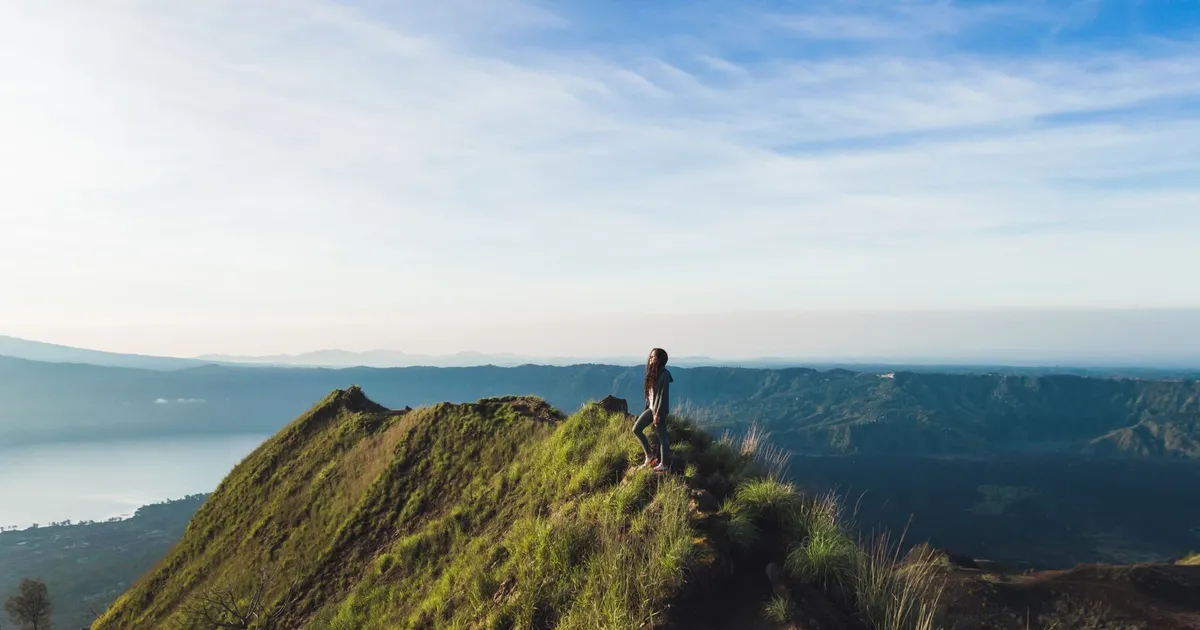 Bukit Mende Bali, wisata alam bukit hijau dengan pemandangan dari ketinggian