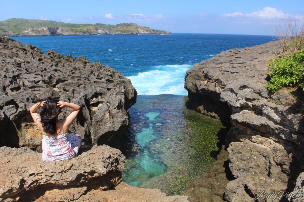 Spot Foto Duduk di Batu Angels Billabong Nusa Penida Bali Spot Foto Duduk di Batu Angels Billabong Nusa Penida Bali