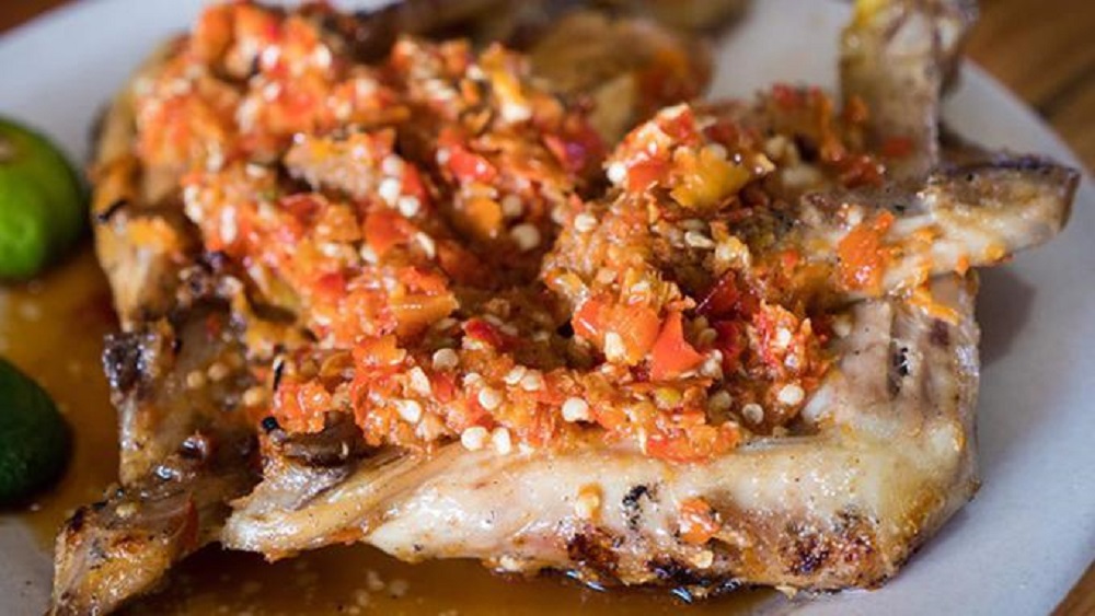Ayam Taliwang yang pedasnya menantang. Foto: Fimela