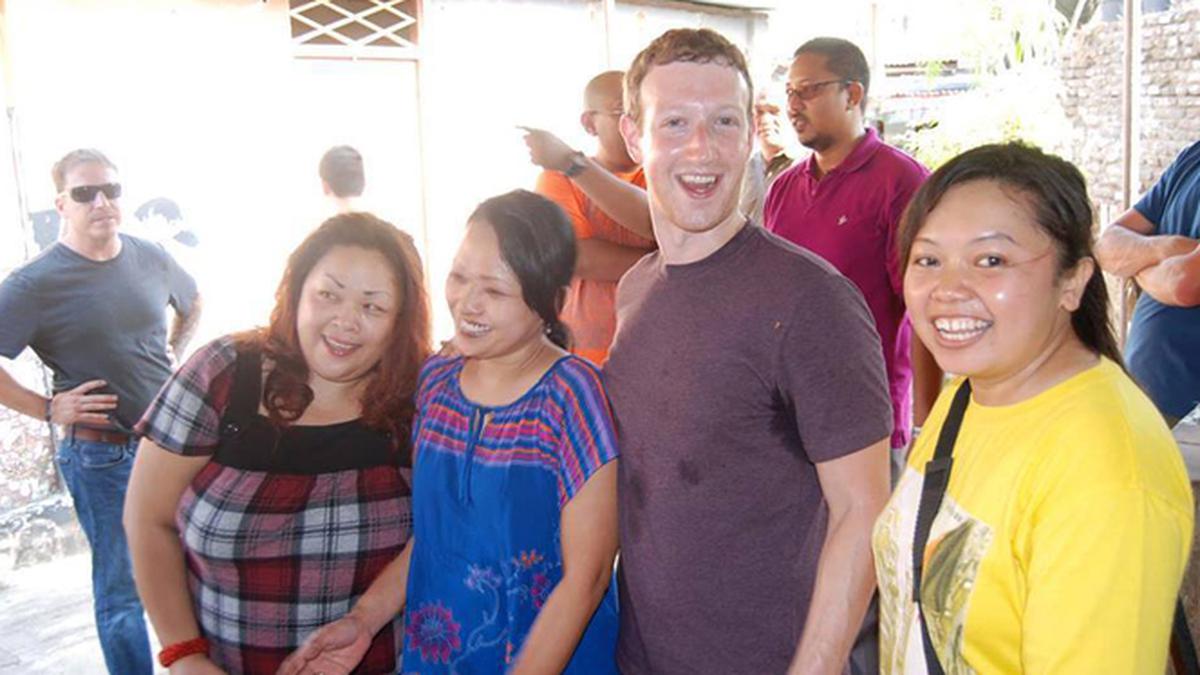 Mark Zuckeberg berfoto bersama warga kampung cyber (foto: liputan6.com)