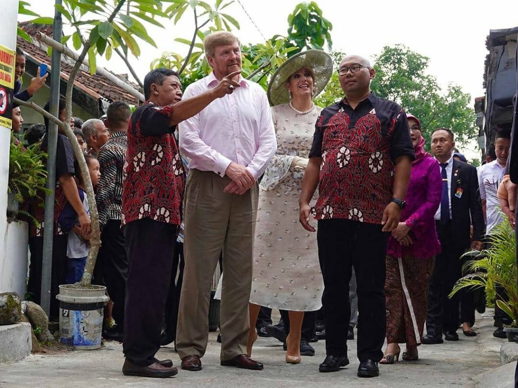 Raja Belanda menyusuri jalan kampung cyber (foto:Area Jogja)