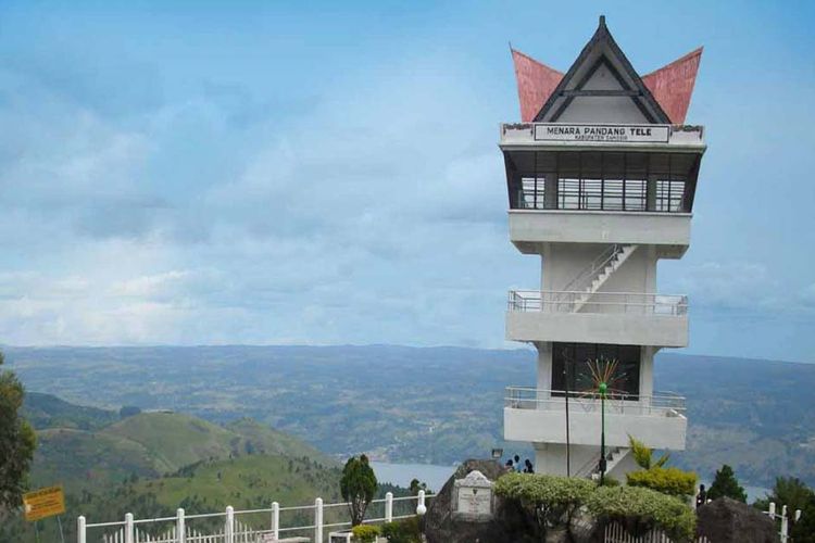 Menatap keindahan alam Pulau Samosir dan Danau Toba dari Menara Pandang Tele | Foto: Visit Samosir