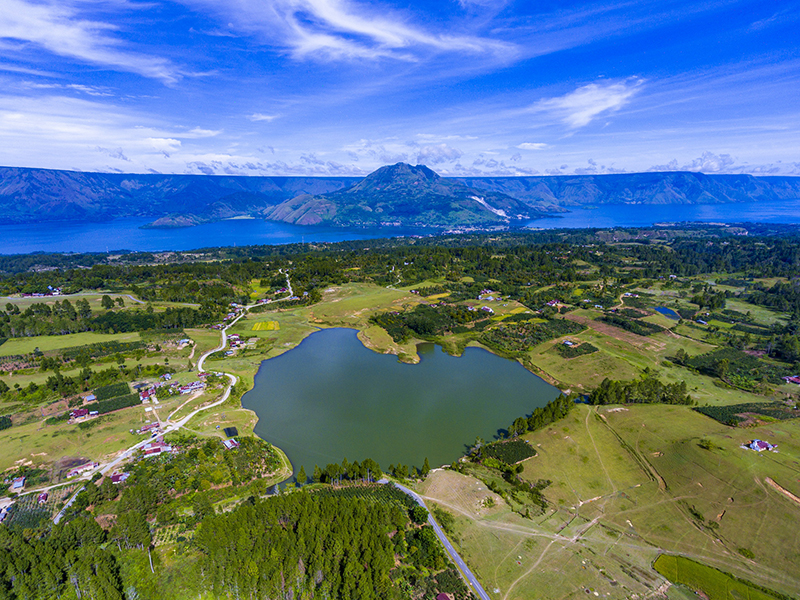 Fenomena unik Danau Sidhoni yaitu danau di atas danau| Foto: Toba Caldera UNESCO Global Geopark