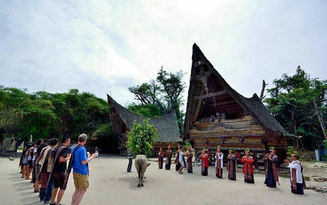 Tarian Tor-Tor dengan pakaian adat ulos di depan Jabu Bolon saat menyambut kedatangan wisatawan di Desa Tomok Parsaoran | Foto: Bisnis Wisata
