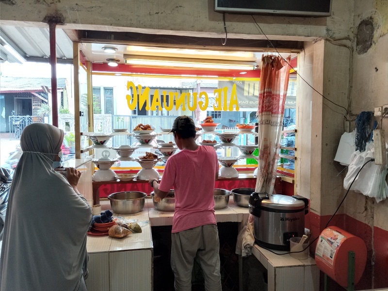 Resep dan Proses Pembuatan Ayam Pop, olahan ayam goreng pucat khas Rumah Makan Padang, Sumatra Barat
