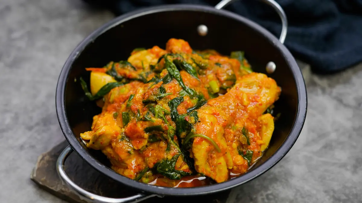 Ayam Woku, olahan ayam pedas berempah asal Manado yang dimasak menggunakan belanga atau daun woka