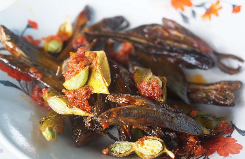 Makanan Khas Kepulauan Riau Ikan Selais Asap © putratravel.net