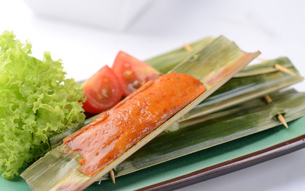 Makanan Khas Kepulauan Riau otak-otak © batamraya.com