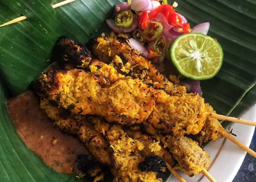 Resep Sate Klopo, Sate Daging Sapi dengan bumbu parutan kelapa atau serundeng dari Surabaya