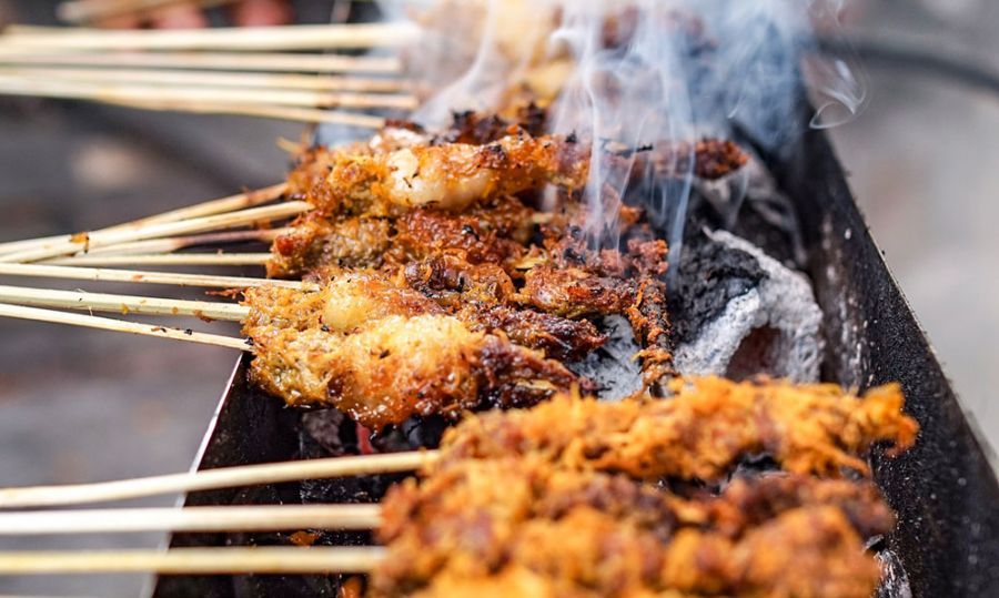 Sate Klopo, Sate Daging Sapi dengan bumbu parutan kelapa atau serundeng dan saus kacang dari Surabaya