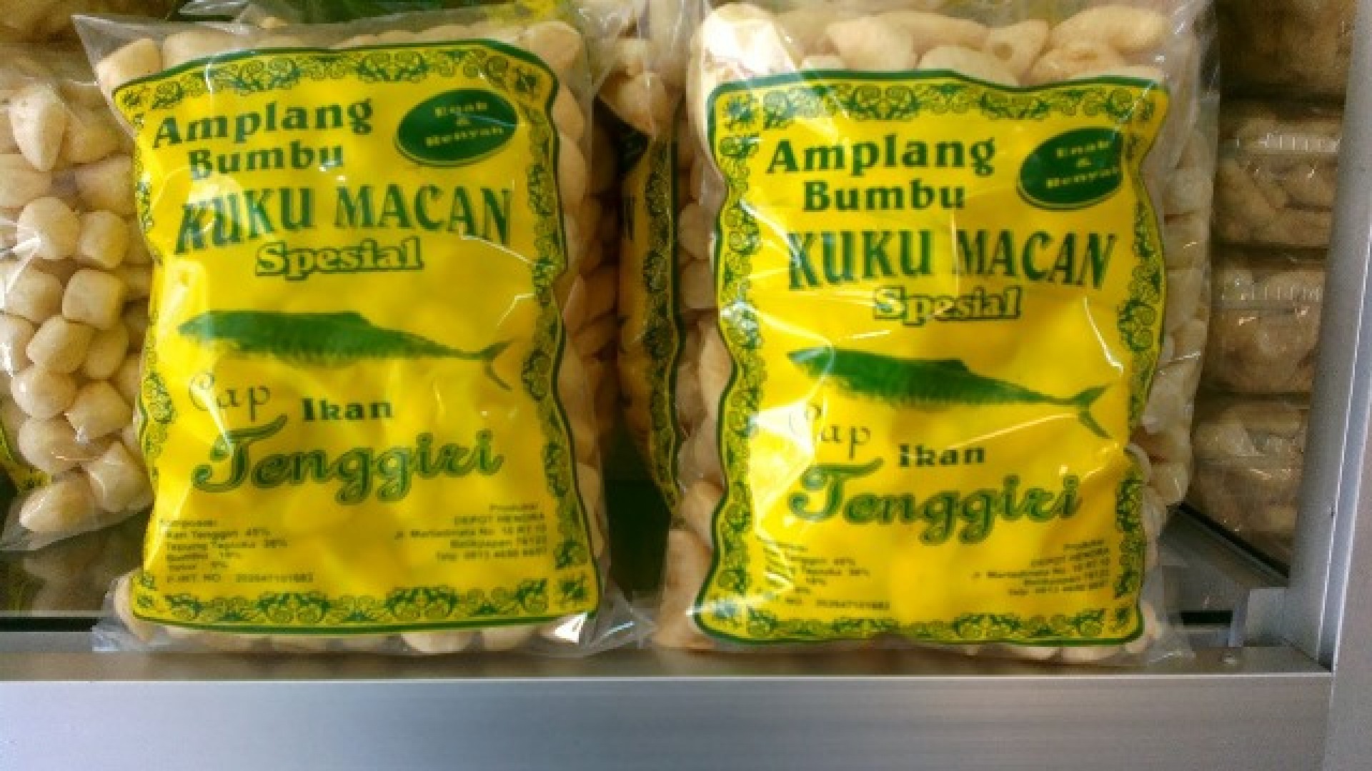 Amplang Ikan Tenggiri Cap Kuku Macan yang paling favorit bagi para wisatawan (foto: pustakaborneo.id)