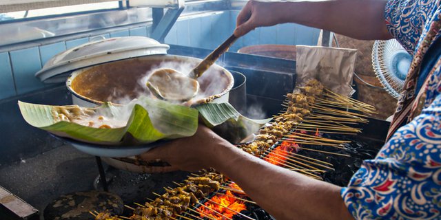 Gerobak Pedagang Sate Padang yang berada di pinggir jalan