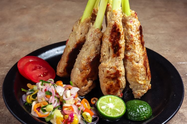 Sate Lilit, olahan kuliner sate khas Bali yang menggunakan daging ikan atau ayam