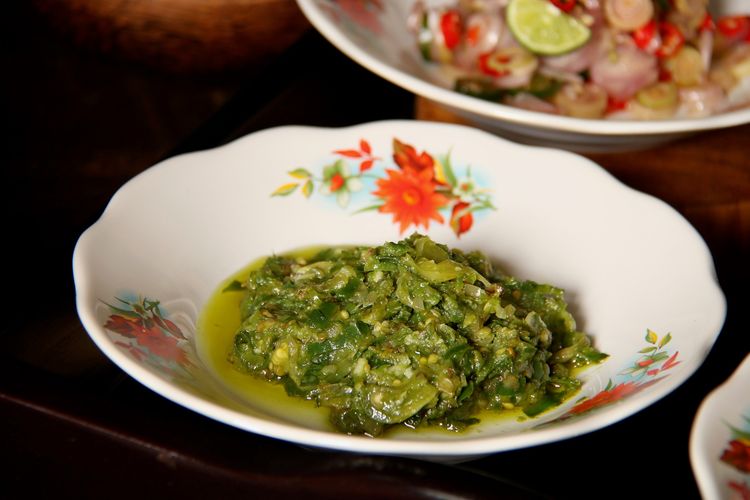 Ayam Goreng Lado Ijo khas Minang atau Sumatra Barat, bumbu sambal cabai hijau atau cabai muda