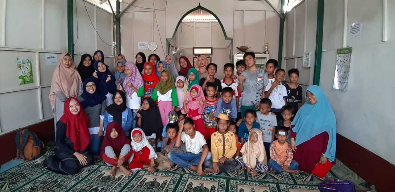 Siti Salamah (berkerudung biru) bersama Anak Pemulung di Taman Jurang Mangu , Tangsel. Sumber: mary Susy Berindra/Kompas.com
