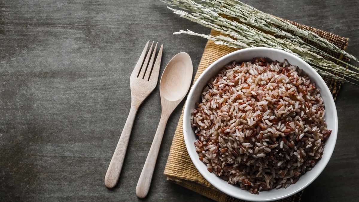 Beras Cokelat merupakan jenis beras yang tinggi kalori dan serat (foto: fimela.com)