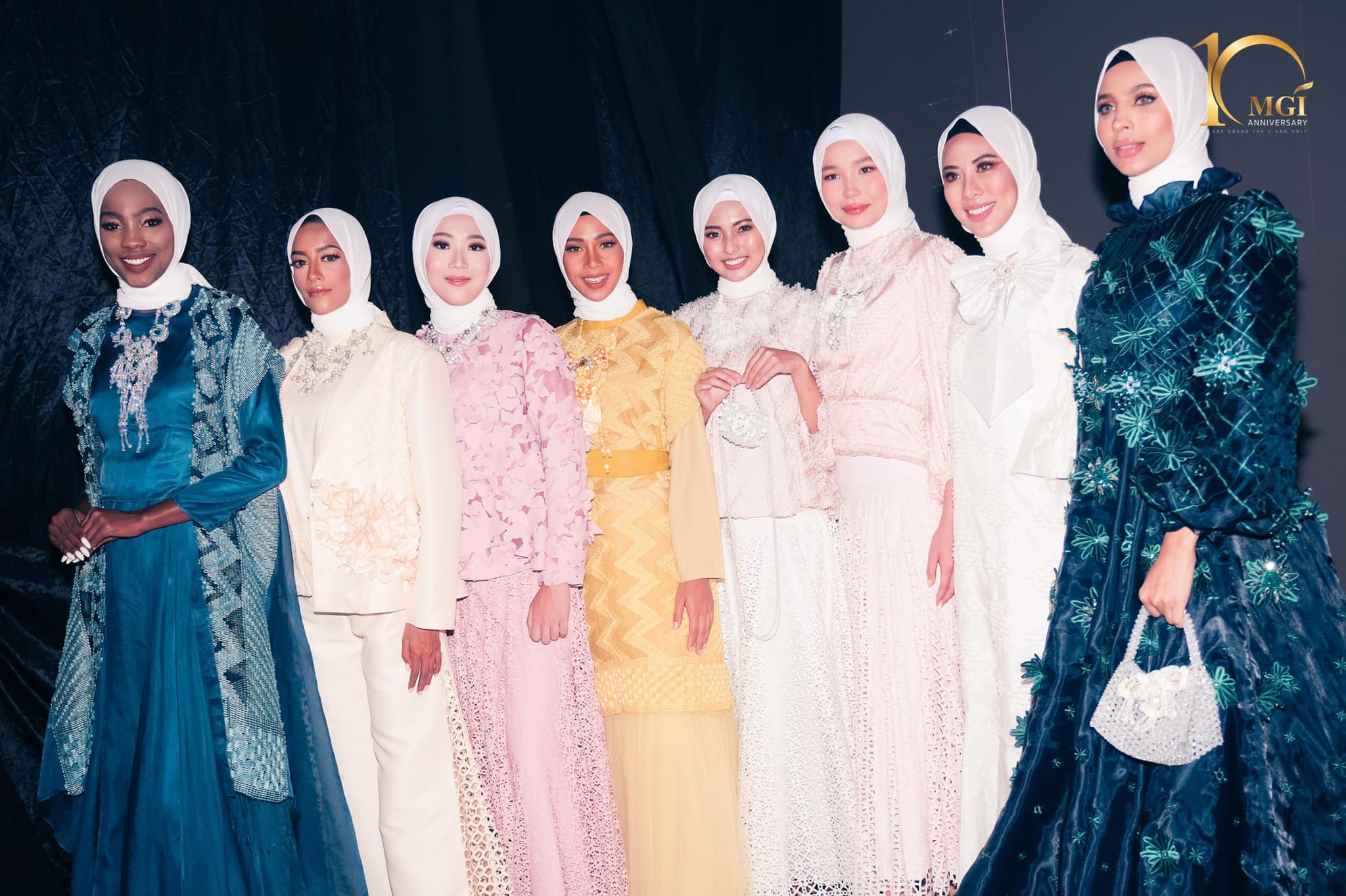 Kontestan MGI 2021 mengenakan busana rancangan desainer Indonesia di JMFW 2022 | Foto: Miss Grand International/Facebook