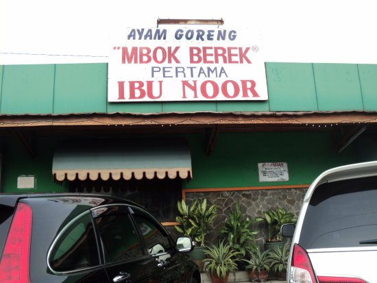 Ayam Goreng Kalasan khas Sleman Jogjakarta atau Yogyakarta yang diciptakan Mbok Berek
