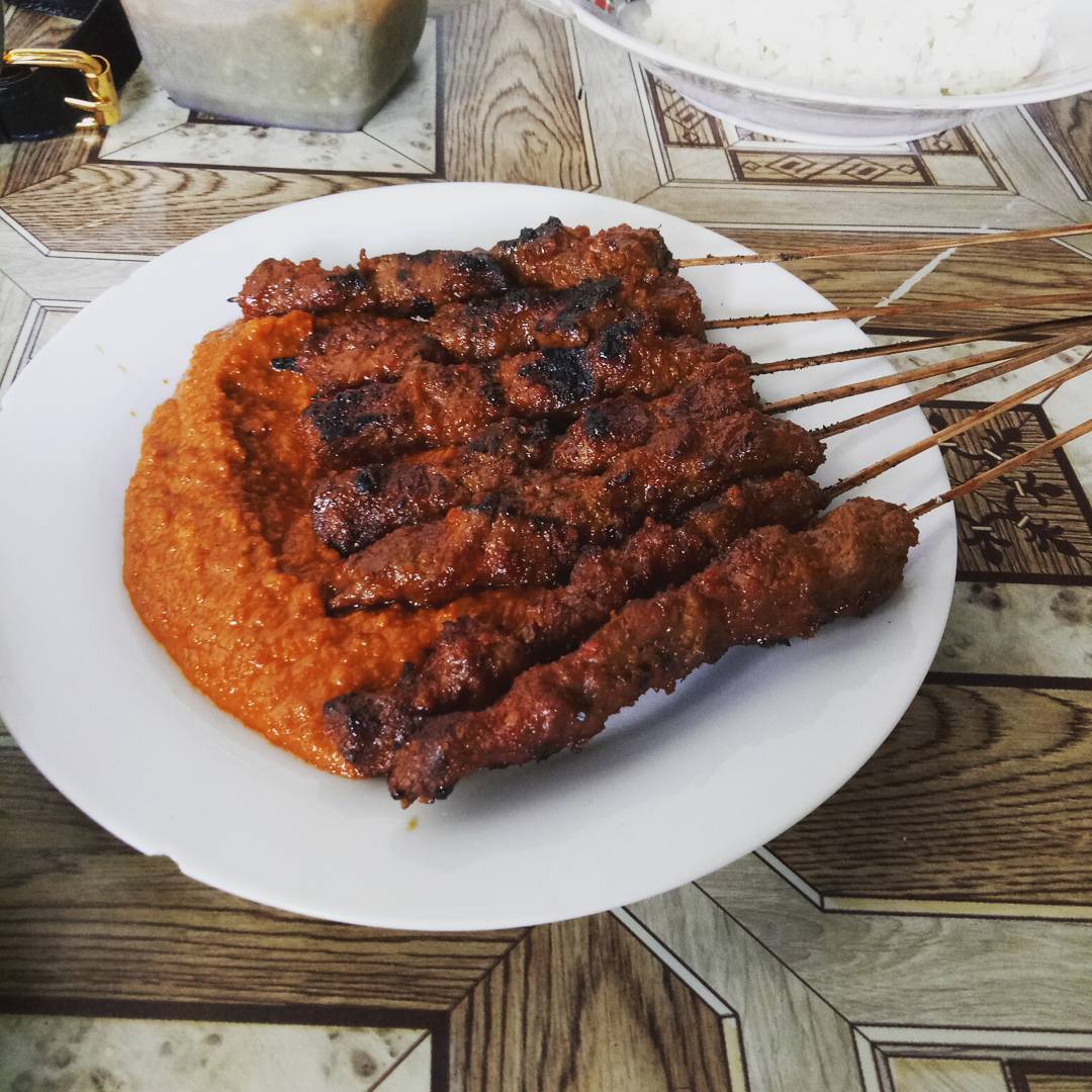 Sate Loso khas Pemalang yang memiliki bumbu merah pedas dan daging sapi yang empuk serta disajikan dengan sup tauge