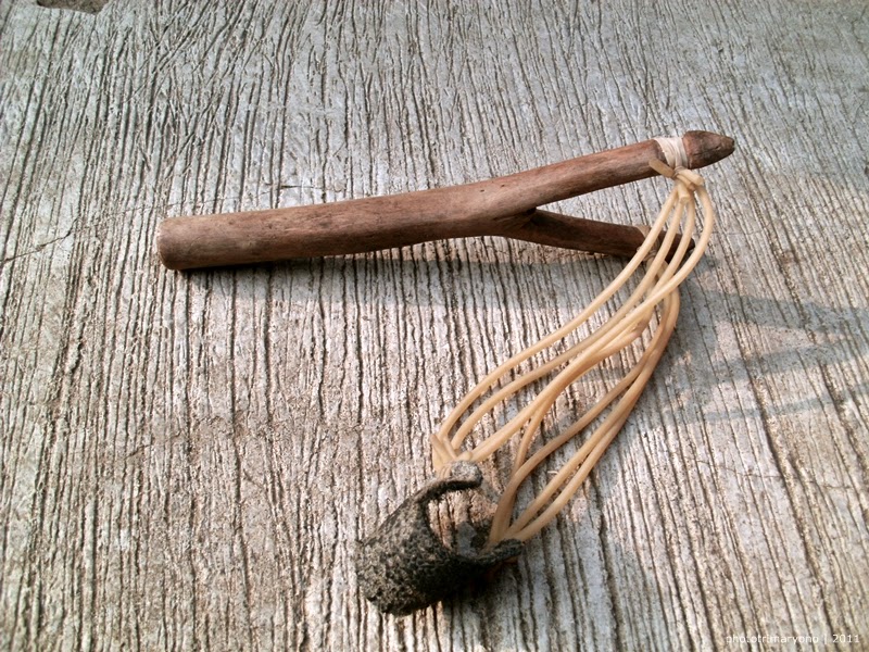 Plintheng atau ketapel, senjata tradisional asal Jawa Tengah Plintheng atau ketapel, senjata tradisional asal Jawa Tengah