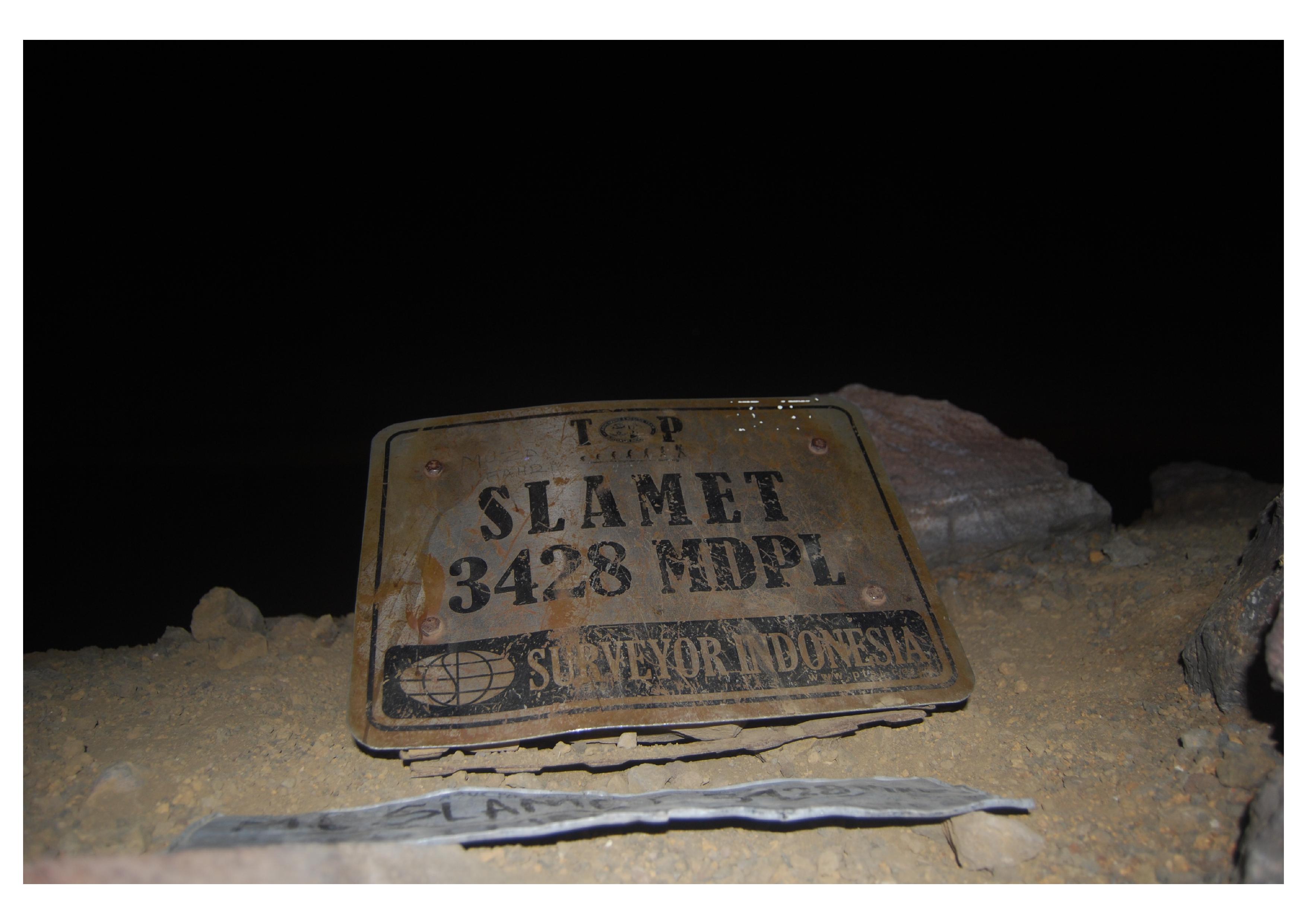 Plang Puncak Gunung Slamet diambil oleh: Iksan Maulani/Penulis