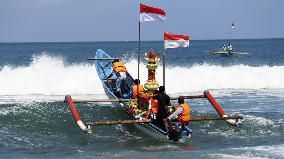 Sejarah tradisi Larung Laut, tradisi melarungkan sesajian yang sudah ada sejak lama